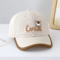 Détail de la casquette bicolore pour enfant avec écusson ours Luck et coutures précises - 50cm (1-3 ans) / Ours Luck-Blanc Cassé