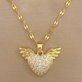 Detalle macro del collar de corazón dorado con alas de ángel y pedrería sobre tela suave - F436 Cadena de Acero de Titanio Colgante de Cobre Micro-incrustado (F436)