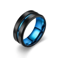 Gros plan de la bague en acier inoxydable de 8 mm noire mate et rainurée bleue lisse - Taille 7 / Bleu et Noir