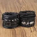 Mehrlagige Punk-Lederarmbänder für Herren mit Stern und Gitarre auf einer Holzoberfläche - Schwarz