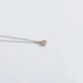 Collana con ciondolo rotondo con gemma rosa chiaro e catena in tonalità argento - Rosa (Argento)