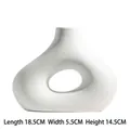 Moderne witte matte keramische vaas met hol ontwerp, afmeting 18,5x5,5x14,5 cm - Rond Klein / Wit