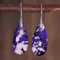 Macro-detail van druppelvormige oorbellen met paarse marmertextuur aan houten takje - Paars Splatter Patroon Stijl (ER1025-8)