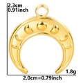Detalle del colgante de luna dorada con medidas 2,3cm x 2,0cm y peso de 1,8g - Colgante Color Oro / Dorado