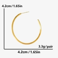 Dettaglio macro dell'orecchino a cerchio oro lucido da 4,2 cm con misure e peso - Oro