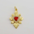 Ciondolo a cuore farfalla placcato oro con pietra rossa e zirconi su fondo bianco - Cuore Rosso Zircone