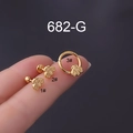 Detailweergave van drie gouden bijen piercings op een vinger voor de maataanduiding - Ball Back Stud Stijl (1#) / Goud