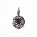 Pendentif rond en argent martelé avec étoile en pierre rouge et anneau métallique - Argent - Janvier