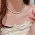 Gros plan d'un collier de perles étoiles colorées avec perles roses et vertes sur un mannequin - 20# Collier tissé de perles de rocaille fraîches rose blanc vert