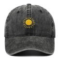 Dettaglio del cappello vintage in cotone lavato grigio scuro con ricamo a forma di sole - Nero