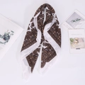 Détail du motif paisley vintage sur un foulard carré blanc en coton et lin avec bordure fine - 70*70cm / Blanc