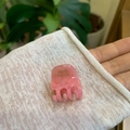 Pink marble acetate hair claw clip with elegant gold handmade lettering held by hand - Mini Size / Pink