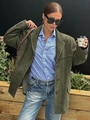 Estilo callejero de un blazer de ante verde militar con solapas y bolsillos laterales - S / Verde bosque