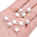 Sternförmige perlweiße ABS-Perlen für DIY-Schmuckherstellung auf einer Handfläche - Stil 93 Fünfzackiger Stern 12x11mm Reinweiß 30 Stk./Packung