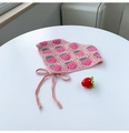Bandeau triangulaire rose crocheté main avec motif fraise 3D et breloque tricotée assortie - Fraise Rose Pêche