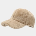 Detalle de gorra de béisbol de felpa beige mostrando textura gruesa de piel sintética - Ajustable / Caqui