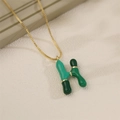 Collana a catena dorata con ciondolo lettera H in smalto verde su base beige - Lettera H