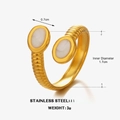Anello in acciaio dorato con intarsi ovali bianchi e fascia con trama zigrinata - Bianco
