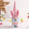 Detalle de gnomo de Pascua de peluche con orejas de conejo y huevo decorado - Estilo Mujer Con Huevo Rosa
