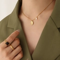 Goldene Halskette mit ovalem Anhänger und Perle kombiniert mit eleganten Goldringen - 40+5cm / Gold