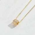Dettaglio ravvicinato della collana con ciondolo a cilindro placcato oro e cristalli - Traforato (Oro)