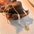 Elegante Gold-Schmetterlingskette mit weißen Perlen und feiner Gliederkette aus Edelstahl - Schmetterlingsanhänger / Gold/Weiß