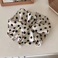 Elastico scrunchie oversize in raso a pois con perle eleganti e finitura lucida - Scrunchie di perle / Beige a pois