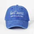 Detalle de gorra de béisbol de mezclilla lavada azul con bordado Hot Mess blanco - Ajustable / Azul Real