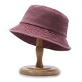 Bob vintage en denim bordeaux délavé avec œillets métalliques sur support en bois - Taille unique / Bordeaux