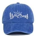 Nahaufnahme der exquisiten weißen Bergstickerei auf einer blau gewaschenen Baumwollkappe. - Königsblau