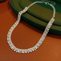 Dettaglio della collana a nappe in argento con zirconi incastonati su vassoio di velluto - Argento
