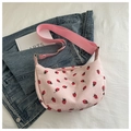 Détail du sac lune en velours rose avec imprimé fraise et bandoulière réglable - Rose