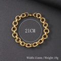 Gros plan d'un bracelet gourmette doré de 11mm avec indications de 21cm de long - Bracelet ligne ronde torsadée de 11 mm