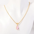18K vergoldete Titan-Halskette mit rosa tropfenförmigem Edelstein-Anhänger am Modell - Oktober (Rosa)