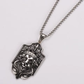 Detalle del colgante de rey león en forma de escudo con grabados de corona y cruz - Con Cadena (0.3x60cm) / Plata antigua