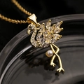 Collana con ciondolo a fenicottero dorato con zirconi brillanti e perla bianca fine - Fenicottero con zircone trasparente