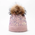 Detailaufnahme der rosa Strickmütze mit schillernden Pailletten und großem flauschigem Bommel - Einheitsgröße / Rosa (Naturpelz Bommel)