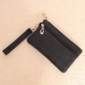 Schwarze Stroh-Handgelenktasche mit Doppelreißverschluss und goldenen Metallteilen - Schwarz