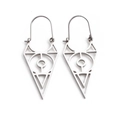 Orecchini a triangolo d'argento minimalisti con design geometrico su sfondo bianco - Argento