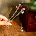 Épingle à cheveux en U avec papillon doré, rose en velours rouge et glands perlés - Papillon en Perles Rose (95#)