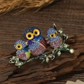Exquise uilenfamilie kristallen broche op vintage hout met een achtergrond van tarwe - Drie uilen / Blauw