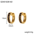 Dettaglio di orecchini a cerchio dorati con zirconi neri e misure 1,6cm x 0,4cm - Oro Strass Nero (GE48182B1A0)