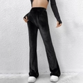 Detail der luxuriösen Samt-Textur und des High-Waist-Falls dieser ausgestellten Hose - S / Schwarz