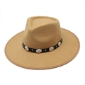 Dettaglio cappello fedora kaki con fascia in pelle nera e borchie metalliche argento - M (56-58cm) / Cammello