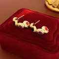 Détail macro de boucles d'oreilles vintage en forme de C avec pierres rouges et vertes - Or (Tige de boucle d'oreille en argent)