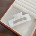 Pince à cheveux en acétate motif marbre blanc sur doublure velours d'une boîte à bijoux - Blanc Gemme 10.5CM