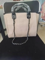 Bolso tote de lona beige con asas de cuero negro y correa de cadena en color plata - Caqui y Negro