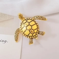 Eleganter goldener Schildkröten-Anstecker mit Wabenmuster auf weißem Hintergrund - Xz129 Gold