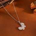 Halskette mit Schmetterlingsanhänger in Silber und Diamanten auf braunem Samt - Silber Schmetterling Weiß Zirkonia Halskette (T031)