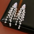 Dettaglio degli orecchini a rombo in zircone d'argento con lunghe nappe di cristallo - Stile Nappa in Cristallo Trasparente / Argento